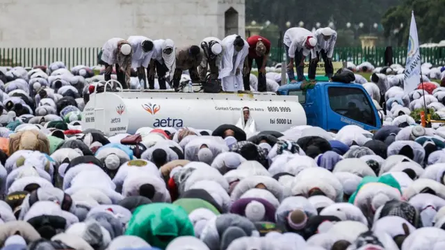 กลุ่มผู้ชุมนุมชาวมุสลิมทำละหมาด