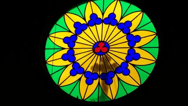 Vitral con sombra de cruz