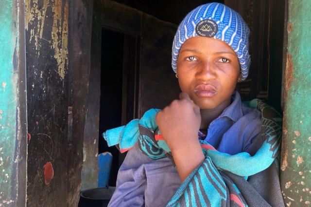 Jovem com gorropokerpassporta entreaberta