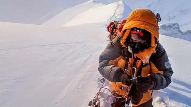 الغواص الذي نجا من الموت بعد نفاد الأكسجين في قاع المحيط