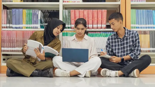 Mahasiswa sedang berdiskusi di perpustakaan.