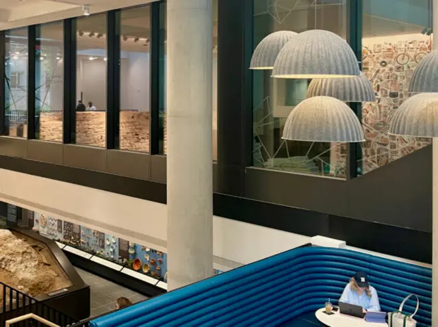 Berabad-abad berlalu, London berkembang dan area di sekitar tembok berubah. Lambat laun, tembok itu ditelan oleh bangunan lain. 