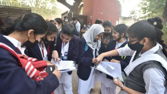 ప్రశ్నలు చర్చించుకుంటున్న విద్యార్థులు