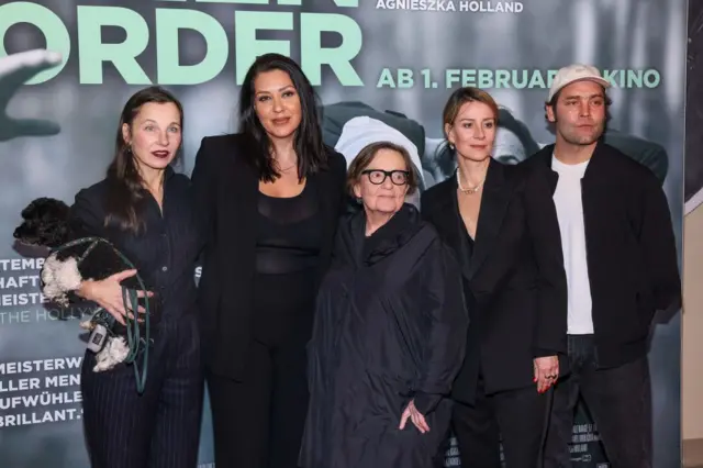 Meret Becker, Jasmin Shakeri, Agnieszka Holland, Maja Ostaszewska i Axel Bosse biorą udział w berlińskiej premierze filmu „Zielona granica” w Delphi Filmpalast, 30 stycznia 2024 r. w Berlinie w Niemczech.