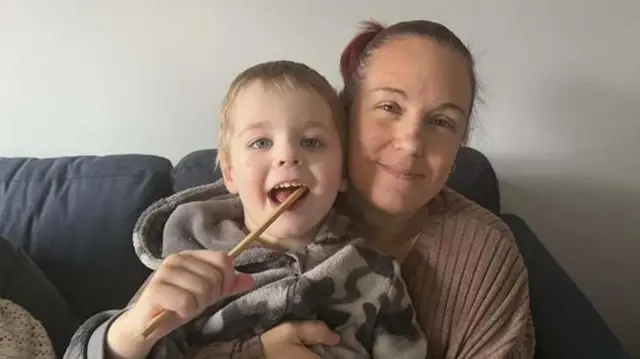 Una foto de Rebecca con su hijo, George, de tres años.