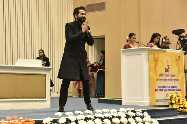 ২০১৯ সালে ‘উরি : দ্য সার্জিক্যাল স্ট্রাইক’ ছবির জন্য সেরা পরিচালকের জাতীয় পুরস্কার হাতে নিতে মঞ্চে উঠেছেন আদিত্য ধর
