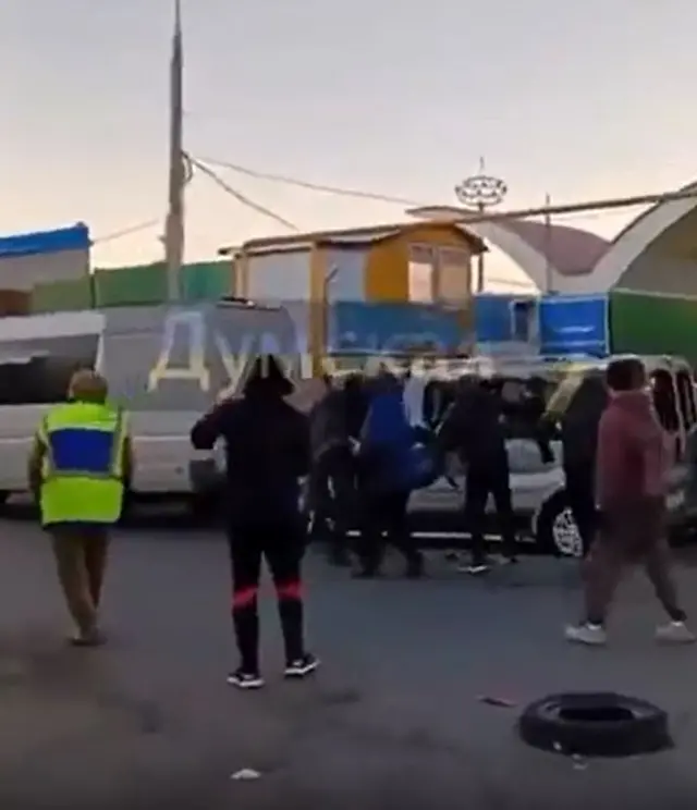 кадр з відео Думская - натовп перевертає машини 