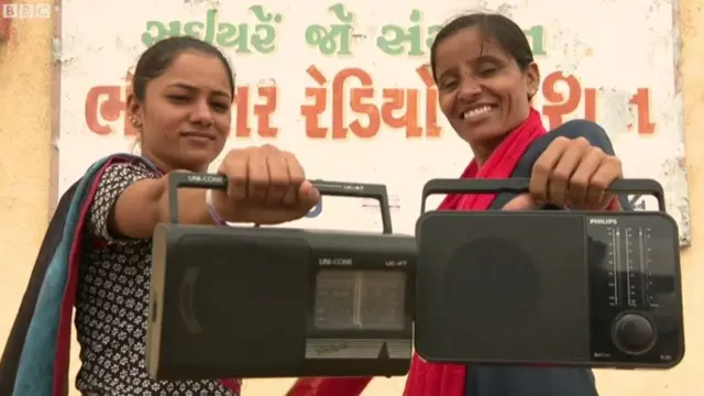 రేడియోతో మహిళలు
