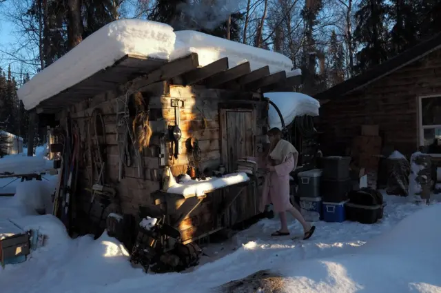 बर्फ़ में बाहर चलते हुए रोमी