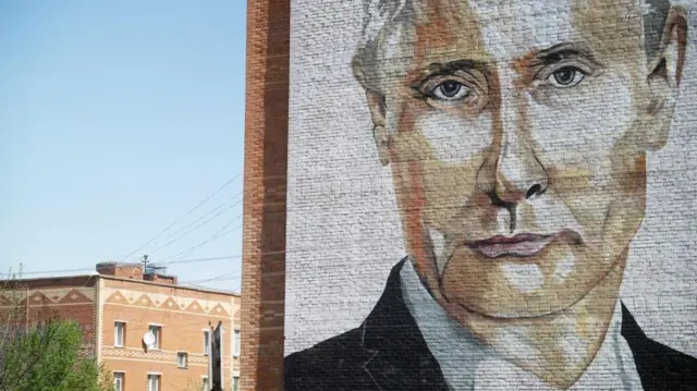 పుతిన్ భారీ కుడ్య చిత్రం