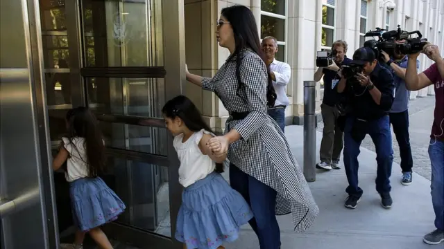 La esposa del Chapo llega a una audiencia en Nueva York.