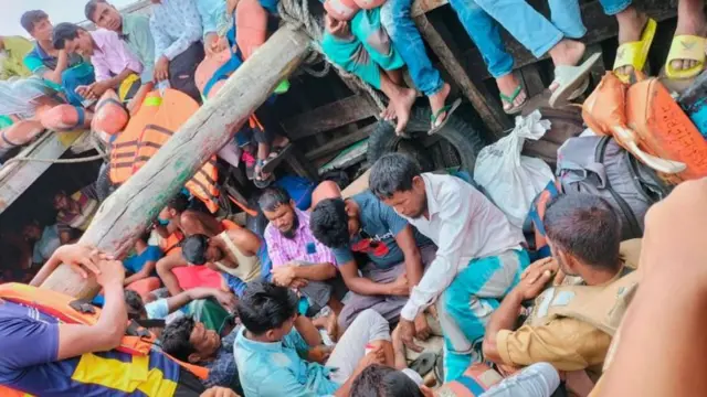 নৌকায় সেন্ট মার্টিন থেকে টেকনাফে আসা একদল মানুষ।