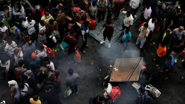 भाग्न खोज्ने कैदीबन्दीलाई रोक्दै सुरक्षाकर्मी