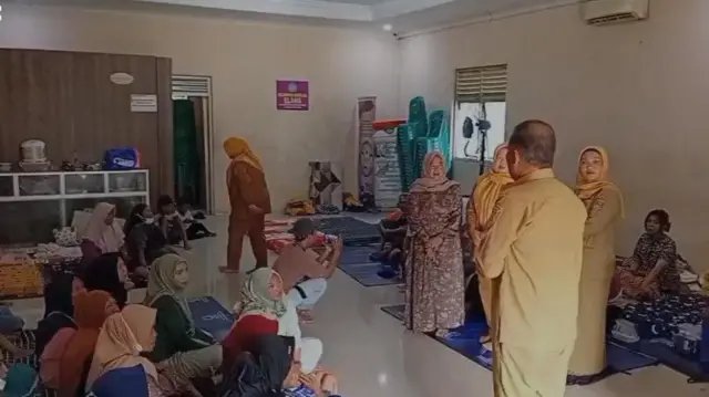 Setidaknya 185 orang masih mengungsi di posko pengungsian di Kantor Desa Tanjakan Mekar.