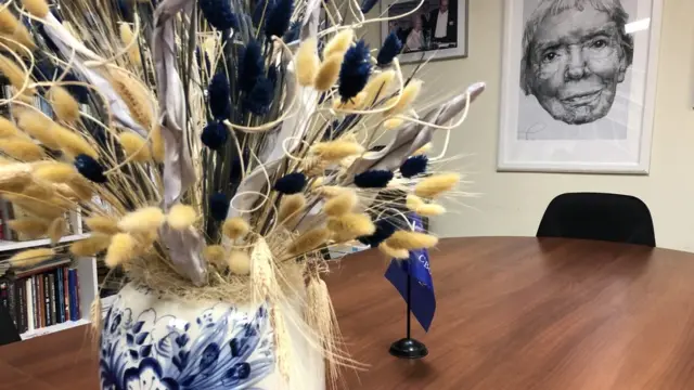 Одна из гжельских ваз, которые собирала Людмила Алексеева