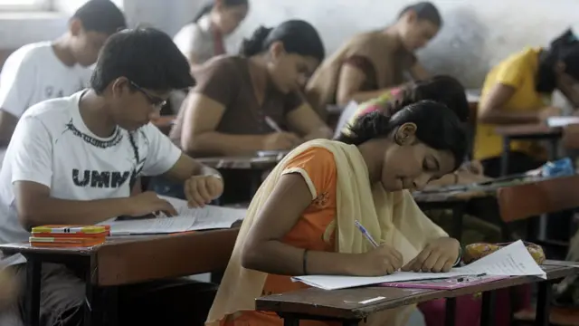 પરીક્ષા આપી રહેલા વિદ્યાર્થીઓ