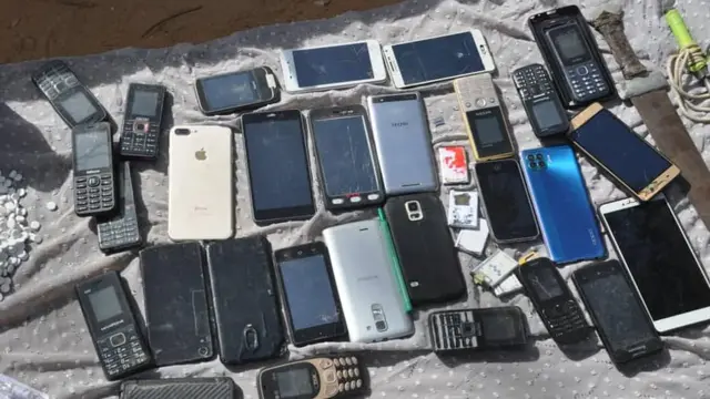 Wasu daga cikin wayoyin salular da aka gano a hannun wadanda aka kama