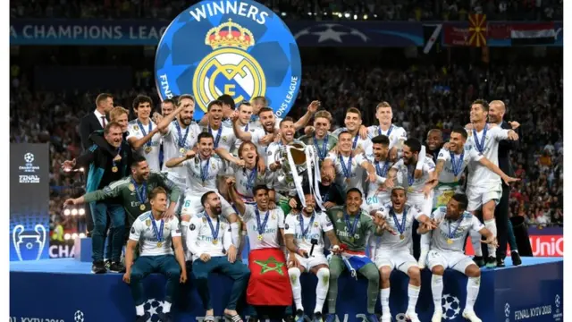 Awọn agbabọọlu real Madrid n yọ pelu ife wọn