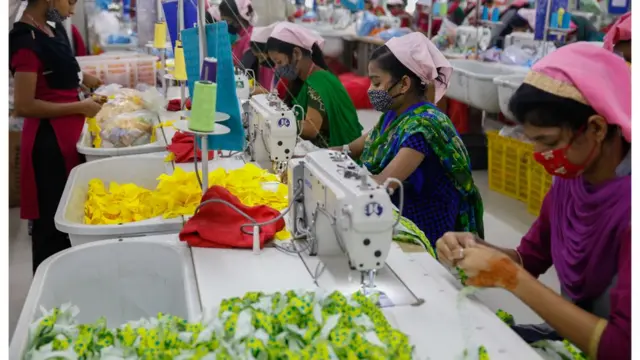 পোশাক শ্রমিক নারীরা অনেকে পরিবারের দায়িত্ব নিচ্ছেন।