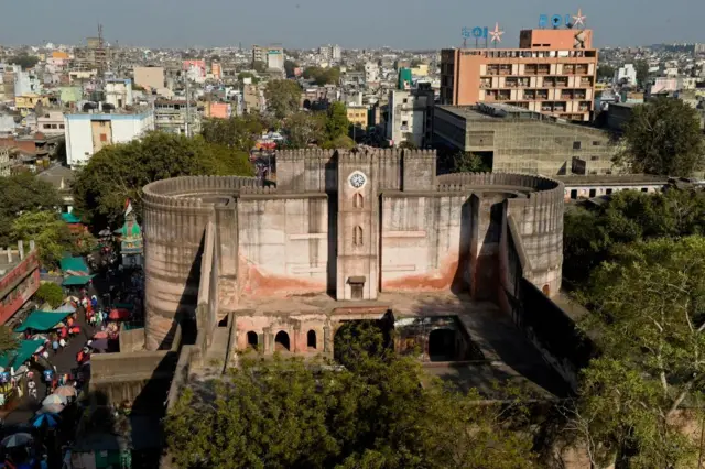 ભદ્રનો કિલ્લો, ભદ્રકાળી મંદિર, લાલ દરવાજા, તીન દરવાજા, અમદાવાદ, હૅરિટેજ સિટી, ઇતિહાસ, સ્થાપત્ય, મુઘલકાળ, સલ્તનતકાળ, ઇસ્લામી સ્થાપત્યો, અહમદશાહ, ગુજરાતનો ઇતિહાસ, બીબીસી ગુજરાતી 