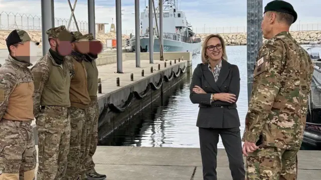 Девіс на тренуваннях американських ВМС під час її роботи послом США на Кіпрі  