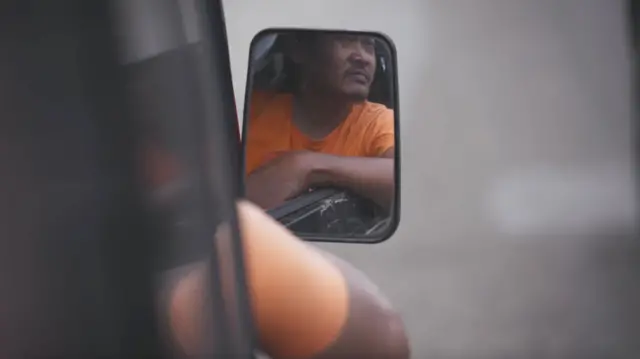 Lestareno Septiano Basariasis adalah supir angkot yang menjadi caleg DPRD Purwakarta.