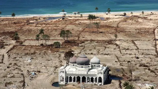 Masjid rahmatullah, lampuuk, lhoknga, aceh besar, tsunami 2004, aceh