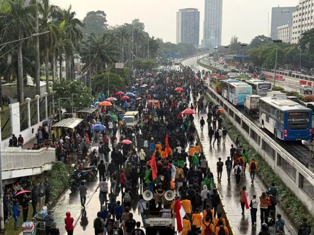 Mahasiswa dan elemen masyarakat menggelar aksi unjuk rasa setelah demonstrasi buruh yang digelar di Gedung DPR, Jakarta, Kamis (28/08).