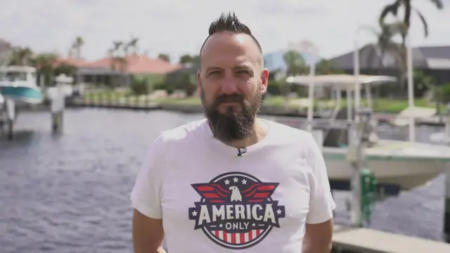 Free posando na frentepagbet telegramum deque, usando uma camiseta com uma águia estilizada e o slogan 'America Only'