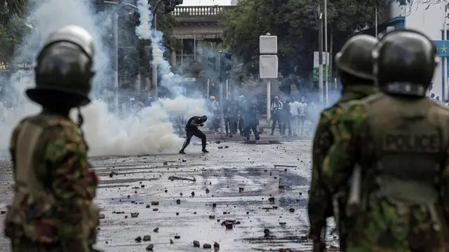 Umushikiranganji w'intwaro yo hagati mu gihugu muri Kenya avuga ko abapolisi berekanye 'ukwifata bidasanzwe'