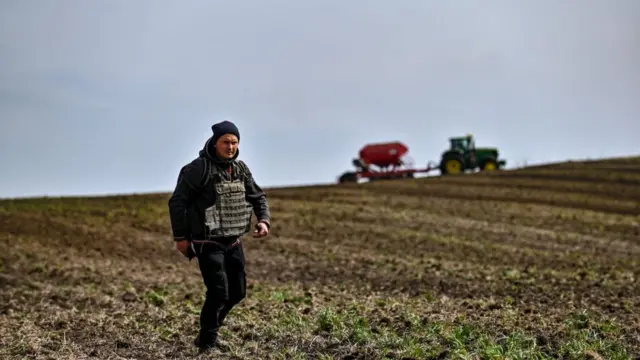 Um agricultor usa um colete à provaponto betsbalas durante a semeadura da primavera na regiãoponto betsZaporizhzhia