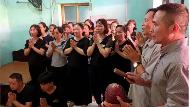 Cộng đồng người Việt tại Kharkiv chia buồn cùng mẹ liệt sĩ Nguyễn Văn Minh, bà Phạm Thị Sao (bìa trái)