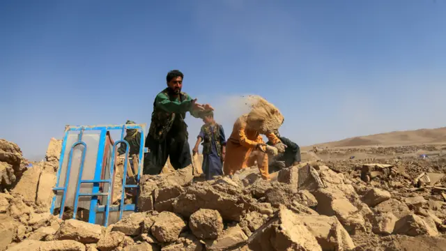 Люди разбирают завалы