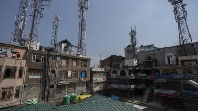 घाटी में मोबाइल फोन काम नहीं कर रहे