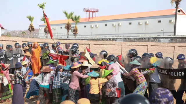 ဝမ်ပေါင်ကြေးနီစီမံကိန်းကို တောင်သူလယ်သမားတွေ ၂၀၁၆ ခုနှစ်က ဆန္ဒပြခဲ့ကြစဉ်။ 