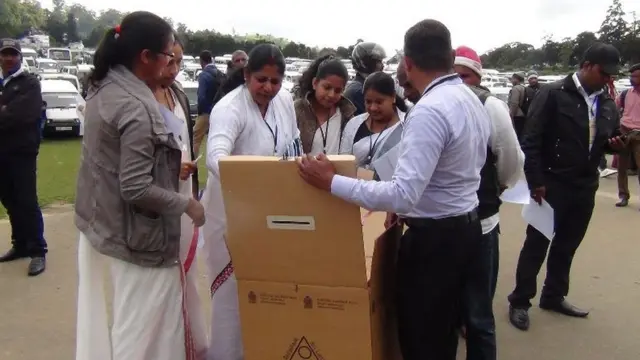 இலங்கை ஜனாதிபதித் தேர்தல்: சமூக வலைத்தளங்களுக்கு தடை விதிக்கப்படுமா?