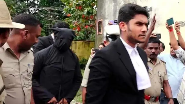 புகார்தாரர் கருப்பு துணியால் தலை முதல் கால் வரை முழுவதும் மூடப்பட்ட நிலையில் நீதிபதி முன் ஆஜரானார்.