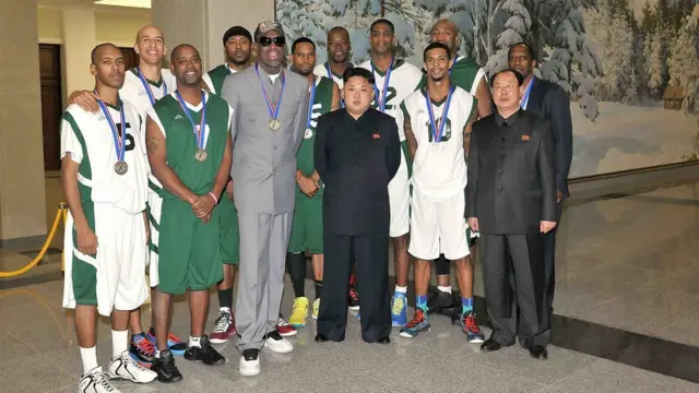 Rodman e jogadores da NBA com Kim Jong-un