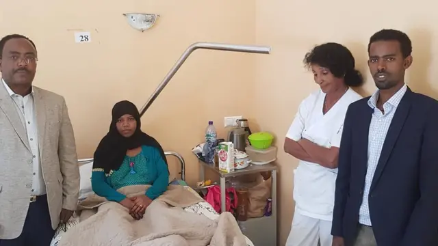 ጀነቲ ሁሴን በሆስፒታል ውስጥ ከአምባሳደር ሬዲዋን ሁሴን እና ከአቶ ዘሪሁን መገርሳ ጋር