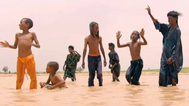 Des enfants jouant dans l'eau
