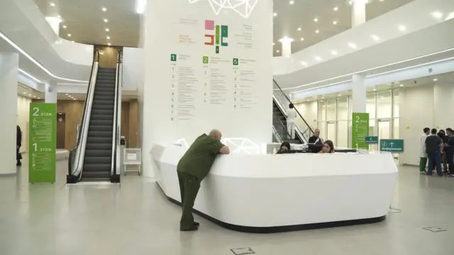 Денис Проценко в холле (фото Владимира Комиссарова)