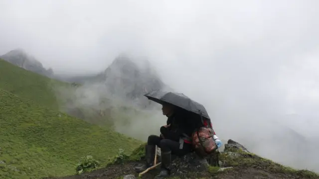 Жолду катар тынымсыз жааган жамгыр, көз байлаган туман, жырткычтардын кол салуу коркунучу саякатыбызды бир жагы азаптуу кылса, бир жагы кызыктуу кылды