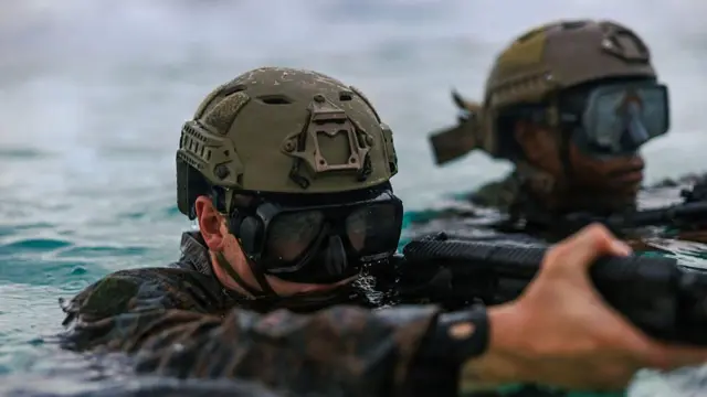 Амерички маринци из извиђачког вода 31. експедиционе јединице маринаца, изводе вежбу амфибијског напада у поморској бази Дијего Гарсија. Ова фотографија је снимљена 24. марта 2026. године