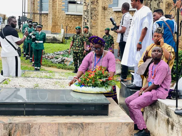 Awọn to n ṣe ẹyẹ ikẹyin fun Olubadan n gbe ododo si oju oori rẹ