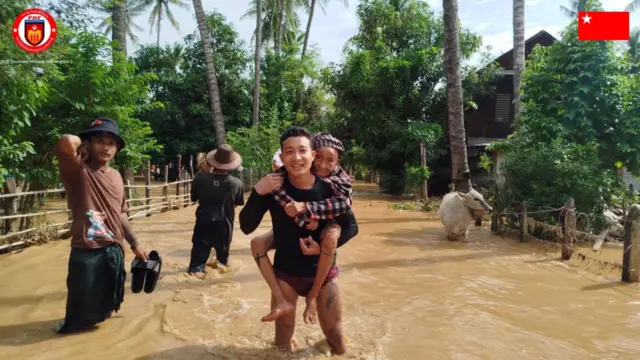  ရေဘေးကယ်ဆယ်ရေး လုပ်နေတဲ့ PDF တပ်ဖွဲ့ဝင် နဲ့ သက်ကြီးအဖွားအို