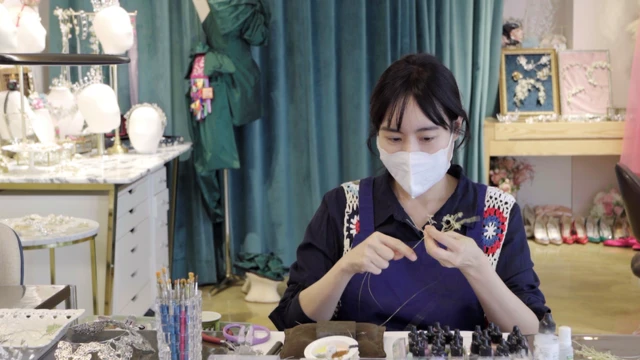 한영선 로제블랑 대표가 공방에서 와이어를 이용해 꽃을 형상화 하고 있다