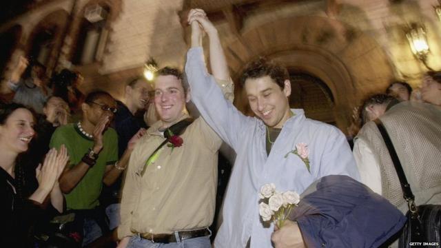 图为麻州其中一对结婚的同志伴侣。