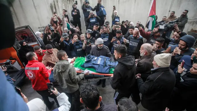 Palestinos enlutados e jornalistas carregam o corpointer estrela betShatha al-Sabbagh, uma estudanteinter estrela betjornalismo,inter estrela betfrente ao Hospital Governamentalinter estrela betJenin.