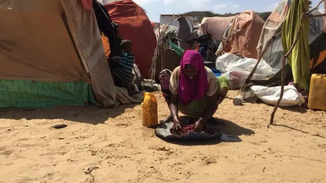 Qaar ka mid ah waxaa soo dhoweeyay dadkii uga sii horeeyay xerada barakacayaasha