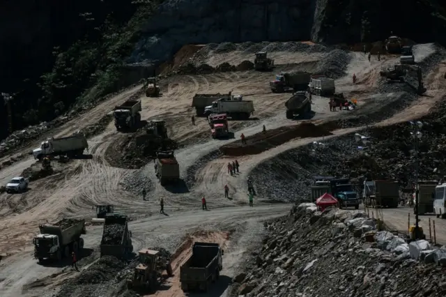 Volquetas en Hidroituango